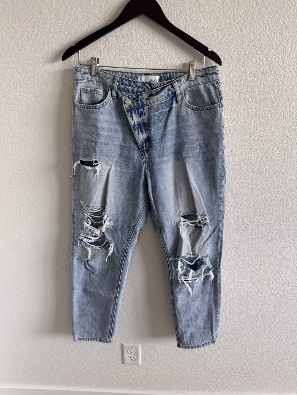 Vervet Relaxed Light Wash Ripped Women's Jeans